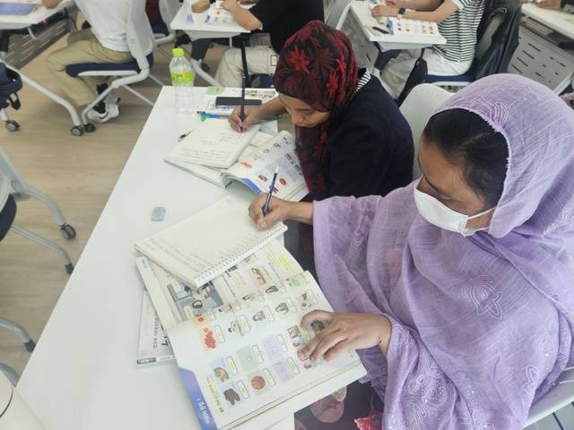 군산시 오식도동 복합문화센터 강의실에서 외국인 근로자들이 군산시와 법무부가 마련한 이민자 사회통합프로그램에 참여,한국어 공부를 하고 있다./사진=문정곤 기자