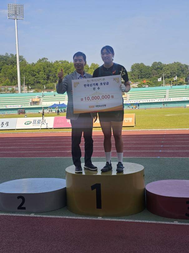 익산시청 김태희 선수가 지난 7일 경북예천스타디움에서 열린 2025 코리아오픈 국제육상경기대회 여자해머던지기 결선에서 한국신기록을 세우며 금메달을 목에 걸었다./전북육상연맹 제공