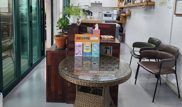 남구가 지역 식당과 카페에 비치한 관광홍보물.