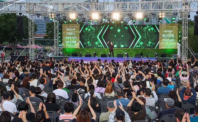 울산매일신문UTV가 주최·주관하고 울산시가 후원한 '제26회 울산사랑 환경콘서트'가 지난 7일 울산 중구 태화강 국가정원 야외공연장에서 성황리에 개최된 가운데 행사장을 찾은 울산시민들과 인기가수 팬들이 가수 하동진의 노래에 환호하고 있다. 이수화 기자