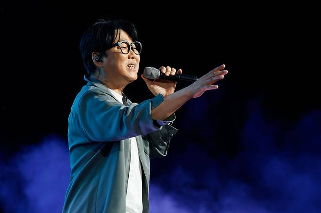 가수 변진섭이 본인의 히트곡인 '홀로 된다는 것', '숙녀에게', '너에게로 또다시' 등을 부르며 감성적인 무대를 선사하고 있다. 이수화 기자