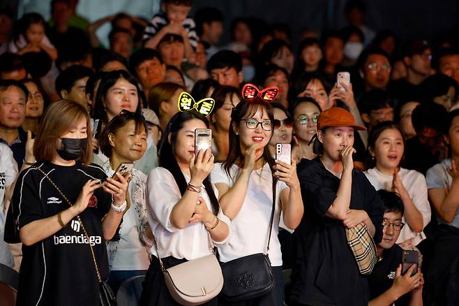지난 7일 '제26회 울산사랑 환경콘서트'를 찾은 시민들과 팬들이 가수 김원준의 무대를 보며 90년대 추억여행을 하고 있다. 이수화 기자