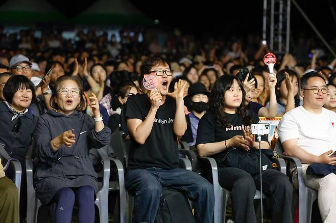지난 7일 '제26회 울산사랑 환경콘서트'를 찾은 시민들과 팬들이 노래를 따라 부르며 즐거운 시간을 보내고 있다. 이수화 기자&nbsp;