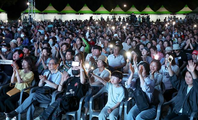 지난 7일 '제26회 울산사랑 환경콘서트'를 찾은 시민들과 팬들이 노래를 따라 부르며 즐거운 시간을 보내고 있다. 이수화 기자