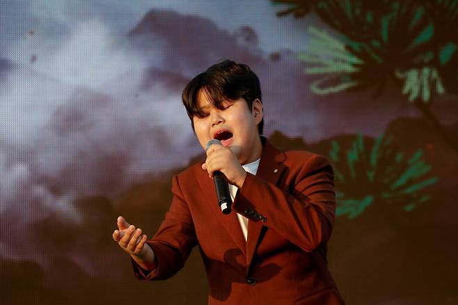 '제26회 울산사랑 환경가요제'가 8일 울산 중구 태화강 국가정원 야외공연장에서 개최된 가운데 대상을 수상한 권용현 학생(2013년생)이 열정적으로 경연곡을 부르고 있다. 이수화 기자