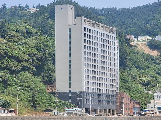 울릉(사동)항 및 공항건설 방향에서 바라본 호텔라마다 울릉./김두한 기자