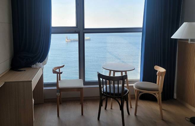 객실안 응접실 바다가 바로 보인다./김두한 기자