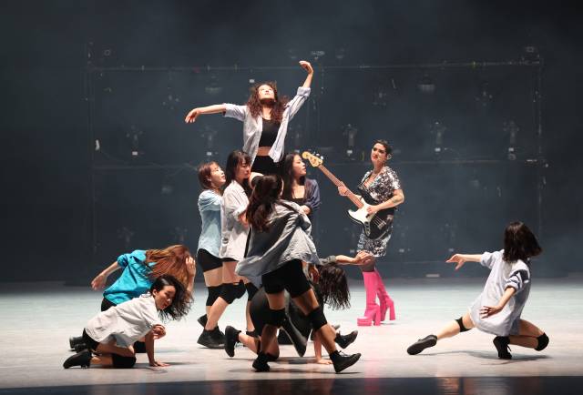 8일 오후 부산 해운대구 영화의전당 하늘연극장에서 선보인 한-프랑스(부산-칸) 공동 협력 창제작 공연 '노 매터'(NO MATTER) 모습. 부산국제무용제 제공