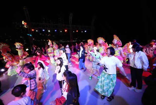7일 오후 부산 해운대 특설무대에서 열린 제21회 부산국제무용제 공식 초청 공연이 끝난 뒤 공연단과 시민들이 한데 어울려 흥겨운 피날레 파티를 즐기고 있다. 부산국제무용제 제공
