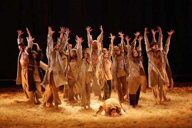 지난 5~7일 사흘간 영화의전당 하늘연극장에서 선보인 헝가리 세게드 컨템포러리 발레단(SCDC)의 현대 발레극 ‘카르미나 부라나’ 공연 모습. 부산국제무용제 제공