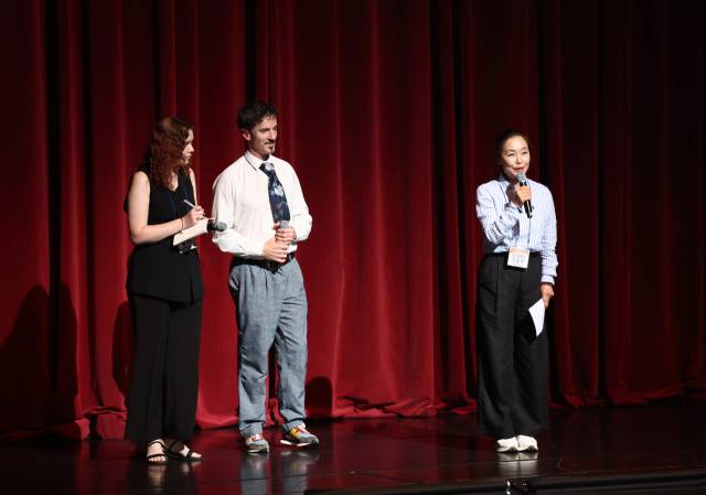 8일 오후 부산 해운대구 영화의전당 하늘연극장에서 선보인 한-프랑스(부산-칸) 공동 협력 창제작 공연 도중 아티스트 토크를 진행하고 있다. 사진 왼쪽에서 두 번째가 '노 매터'(NO MATTER)를 안무한 에르베 쿠비 안무가, 맨 오른쪽은 부산국제무용제조직위원회 신은주 운영위원장. 부산국제무용제 제공