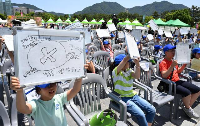 지난 7일 창원용지문화공원에서 열린 제17회 창원그린엑스포에서 도전골든벨에 참가한 아이들이 문제를 풀고 있다./성승건 기자/