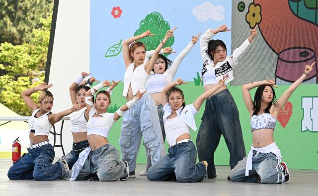 지난 7일 창원용지문화공원에서 열린 제17회 창원그린엑스포에서 진해청소년수련관 댄스동아리 공연이 펼쳐지고 있다./성승건 기자/