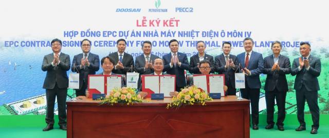 지난 6일(현지시각) 베트남 하노이에서 오몬4 가스복합발전소 건설공사 계약식이 열려 베트남 국가산업에너지그룹(PVN) 레 만 흥(Le Manh Hung) 회장, 이현호 두산에너빌리티 Plant EPC BG장 등 프로젝트 관계사 주요 경영진이 기념사진을 찍고 있다./두산에너빌리티/