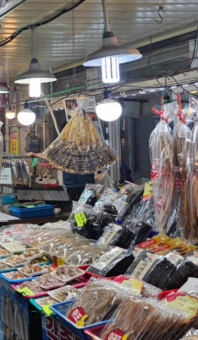 장보기 투어가 진행된 포항 구룡포시장 내 건어물 매장.