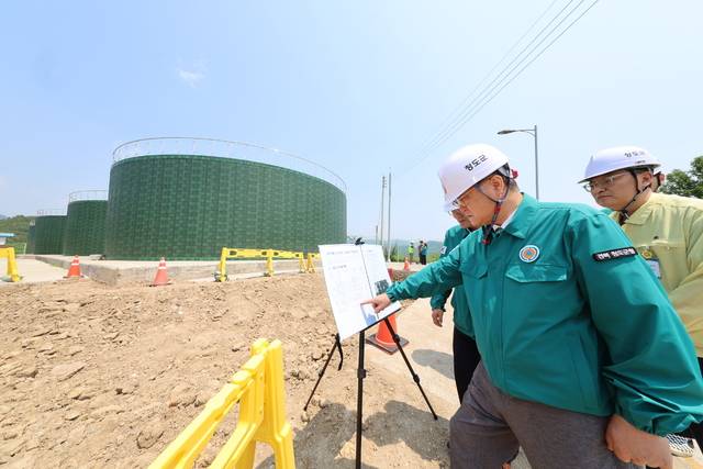 최근 김하수 청도군수가 이서면 수야리 배수지 조성지를 점검하고 있다. 청도군 제공