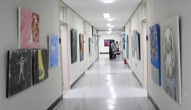 대학 복도에 작품이 설치돼 있다 ⓒ제주의소리
