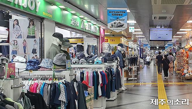 2025년 6월 현재 제주시 중앙지하상가의 모습. 원도심 상권 붕괴와 온라인 판매 전환으로 각 점포마다 경영에 어려움을 겪고 있다. [사진출처-제주시 &nbsp;사진DB]&nbsp;