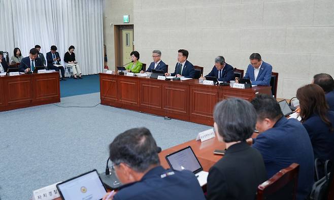 오영훈 지사가 9일 도청 탐라홀에서 6월 월간 정책 공유회의를 주재하고 있다.