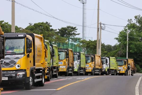 제주시 구좌읍 동복리 제주환경자원순환센터 진입로에 지난 7일 쓰레기 수거 차량이 줄지어 서 있는 모습. 연합뉴스
