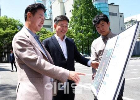 2023년 5월 인천연료전지를 방문한 김동근 시장(왼쪽)이 시설 관계자로부터 설명을 듣고 있다.(사진=의정부시)