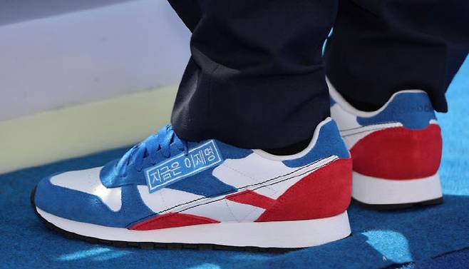 이재명 대통령이 제21대 대통령선거 공식 선거운동 첫날인 5월 12일 서울 광화문 청계광장에서 열린 중앙선대위 출정식 및 첫 유세에서 착용한 운동화.(사진=연합뉴스)