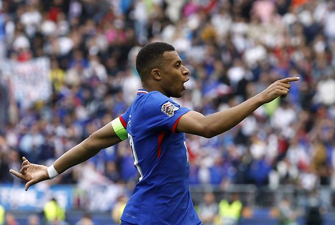 8일 열린 유럽축구연맹 네이션스리그 3, 4위전 독일과 경기에서 선제골을 넣은 뒤 세레머니하는 프랑스의 킬리안 음바페