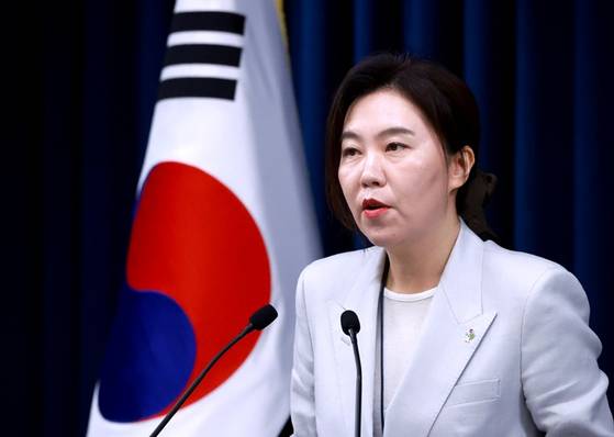 강유정 청와대 대변인이 오늘(9일)서울 용산 대통령실 청사에서 대통령경호처 인사 관련 현안 브리핑을 하고 있다. [연합뉴스]