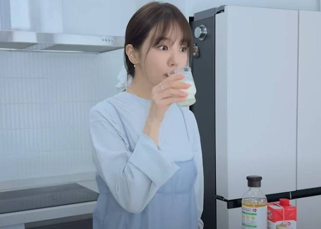 윤은혜가 애사비와 홍초를 마시고 있다. [사진=유튜브 채널 '윤은혜의 EUNHYELOGIN' 영싱 켑처]