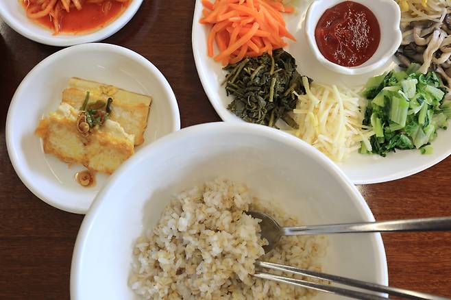 보리에는 수용성 섬유질이 풍부해 콜레스테롤을 낮추는 데 도움이 된다. [사진=게티이미지뱅크]