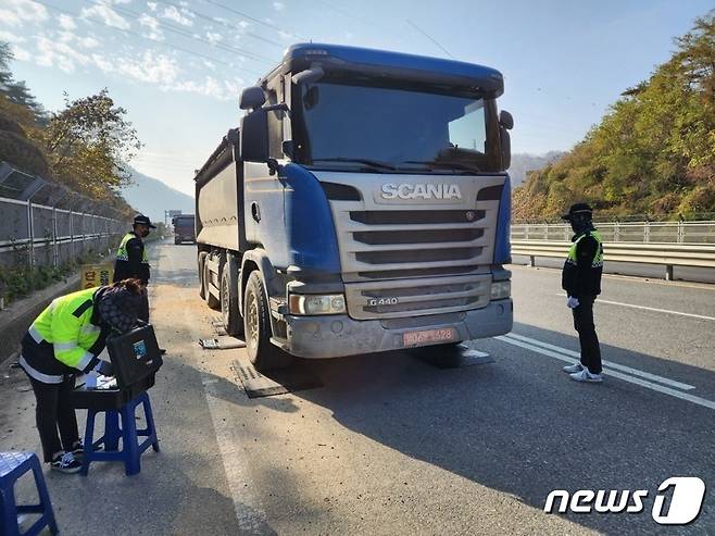 과적차량 단속 모습. ⓒ News1 김경훈 기자