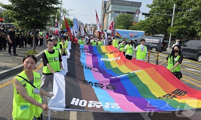 대전 동구 소제동에서 제2회 대전퀴어문화축제 참가자들이 행사를 마치고 거리 퍼레이드를 하고 있다. 2025.6.7./뉴스1 ⓒ News1 이시우 기자