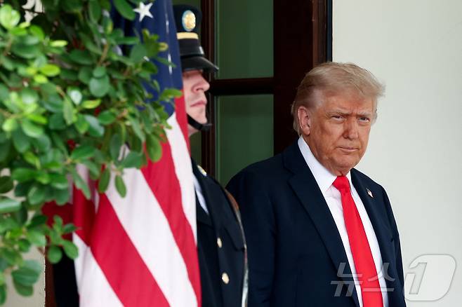 도널드 트럼프 미국 대통령이 5일(현지시간) 미국 워싱턴DC 백악관에서 프리드리히 메르츠 독일 총리를 기다리고 있다. 2025.06.05 ⓒ 로이터=뉴스1 ⓒ News1 류정민 특파원