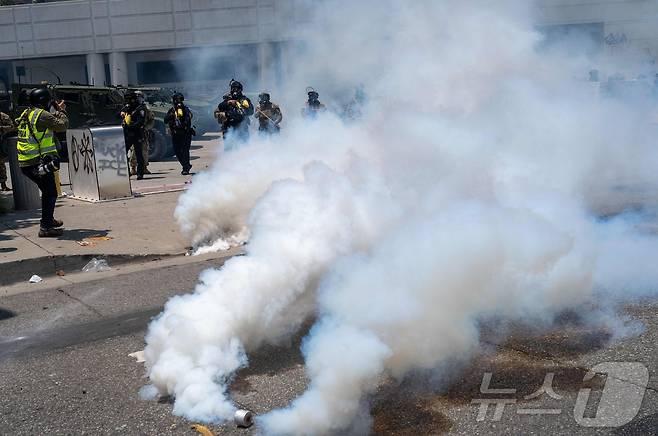 8일(현지시간) 캘리포나이 주방위군과 로스앤젤레스(LA) 경찰 당국 등이 불법이민자에 단속에 반발해 거리에 나선 시위대를 해산하기 위해 발사한 최루탄 연기가 현장에 퍼지고 있다. 2025.06.08 ⓒ AFP=뉴스1 ⓒ News1 류정민 특파원