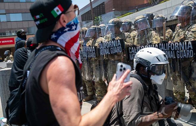 8일(현지시간) 도널드 트럼프 대통령의 명령에 따라 배치된 캘리포니아주 주방위군이 로스앤젤레스(LA) 시내에 소재한 구치소 앞에서 시위대와 대치하고 있다. 2025.06.08 ⓒ AFP=뉴스1 ⓒ News1 류정민 특파원