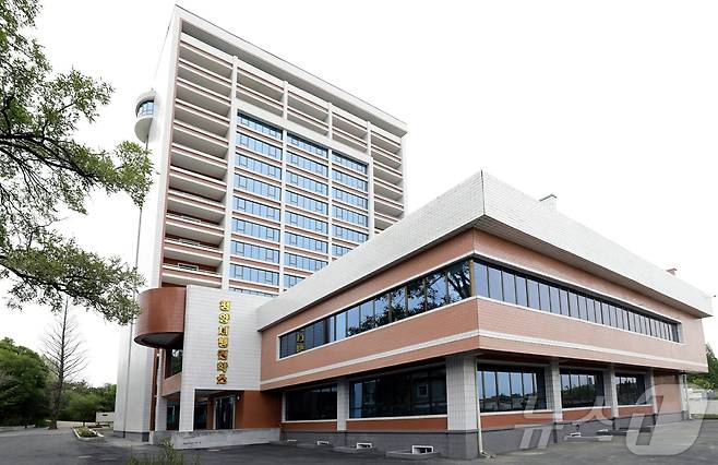 (평양 노동신문=뉴스1) = 북한 노동당 기관지 노동신문은 수백명의 견학생들을 수용할 수 있는 침실들과 식당, 목욕탕, 운동실 등 봉사시설을 갖춘 평양여맹견학소가 건설됐다고 9일 보도했다. [국내에서만 사용가능. 재배포 금지. DB 금지. For Use Only in the Republic of Korea. Redistribution Prohibited] rodongphoto@news1.kr