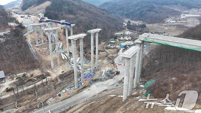 28일 경기 안성시 서운면 산평리 서울-세종고속도로 9공구 교량 상판 붕괴 사고현장에서 유관기관 관계자들이 합동감식을 하고 있다. (공동취재) 2025.2.28/뉴스1 ⓒ News1 김영운 기자