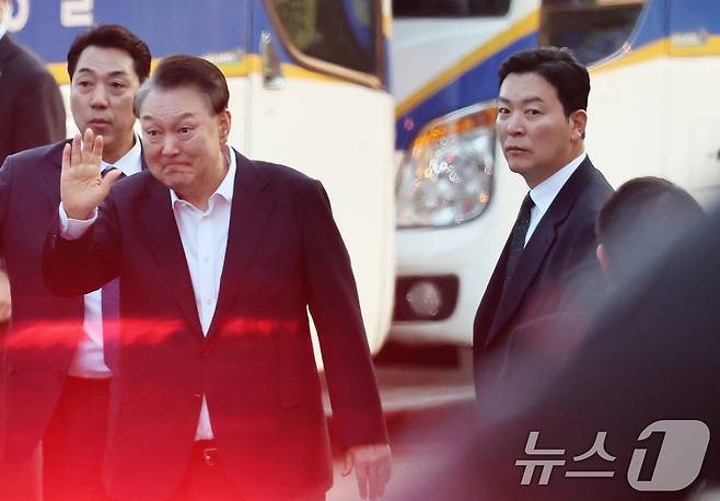 법원의 구속취소 청구 인용으로 석방된 윤석열 대통령이 지난 3월 8일 오후 경기 의왕시 서울구치소에서 풀려난 가운데 지지자들에게 인사하는 윤 대통령의 곁에서 김성훈 경호차장이 밀착 경호를 하고 있다. 2025.3.8/뉴스1 ⓒ News1 오대일 기자