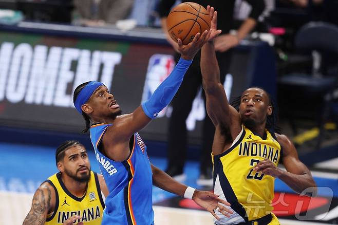 NBA 오클라호마시티 길저스-알렉산더(왼쪽)가 9일(한국시간) 인대이나와 챔피언결정 2차전에서 레이업을 시도하고 있다. ⓒ AFP=뉴스1