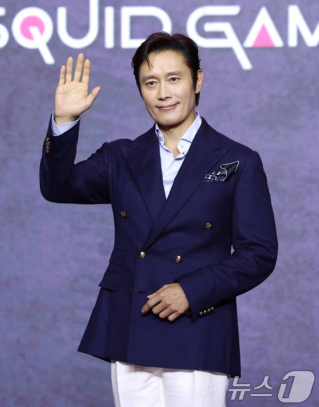 배우 이병헌이 9일 서울 용산구 서울드래곤시티에서 열린 넷플릭스 시리즈 '오징어 게임' 시즌3 제작발표회에서 포즈를 취하고 있다. '오징어 게임' 시즌3은 자신만의 목적을 품고 다시 참가한 게임에서 가장 친한 친구를 잃고 만 ‘기훈’과, 정체를 숨긴 채 게임에 숨어들었던 프론트맨, 그리고 그 잔인한 게임 속에서 살아남은 참가자들의 마지막 운명을 그린 이야기​다. 2025.6.9/뉴스1 ⓒ News1 권현진 기자
