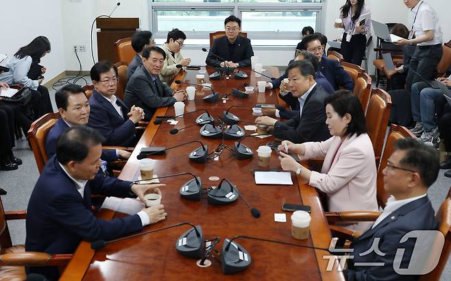 국민의힘 3선 의원들이 9일 오전 서울 여의도 국회 의원회관에서 대선 패배 이후 당의 수습과 개혁안 등에 대한 논의를 위한 회동을 하고 있다. 이날 회동에는 김성원, 김희정, 이철규, 임이자, 성일종, 송석준, 정점식, 이만희, 김석기, 추경호, 윤한홍, 이양수 의원이 참석했다. 2025.6.9/뉴스1 ⓒ News1 이광호 기자