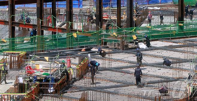 신축 아파트 시공 현장에서 건설노동자들이 작업을 하고 있다. /뉴스1 ⓒ News1 김진환 기자