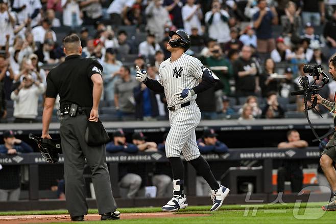 뉴욕 양키스 외야수 애런 저지가 9일(한국시간) 열린 2025 메이저리그 보스턴 레드삭스와 홈 경기에서 홈런 두 방을 터뜨렸다. ⓒ 로이터=뉴스1