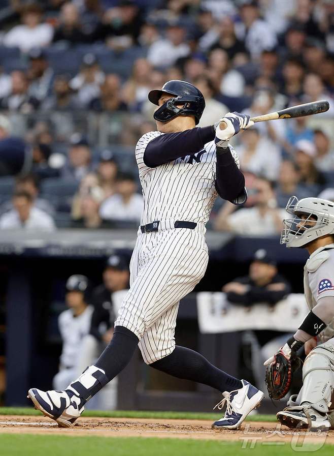 뉴욕 양키스 외야수 애런 저지가 9일(한국시간) 열린 2025 메이저리그 보스턴 레드삭스와 홈 경기에서 홈런 두 방을 터뜨렸다. ⓒ AFP=뉴스1