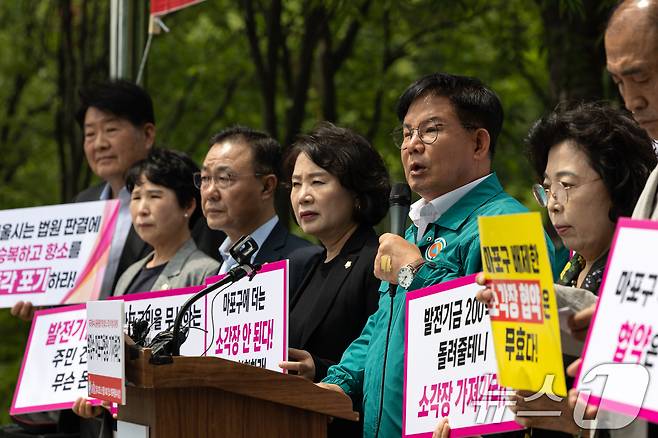 박강수 마포구청장이 9일 서울 마포구 마포자원회수시설 앞에서 마포자원회수시설 공동이용협약 개정 철회 및 소각장 추가설치 반대 기자회견을 하고 있다. 2025.6.9/뉴스1 ⓒ News1 이승배 기자