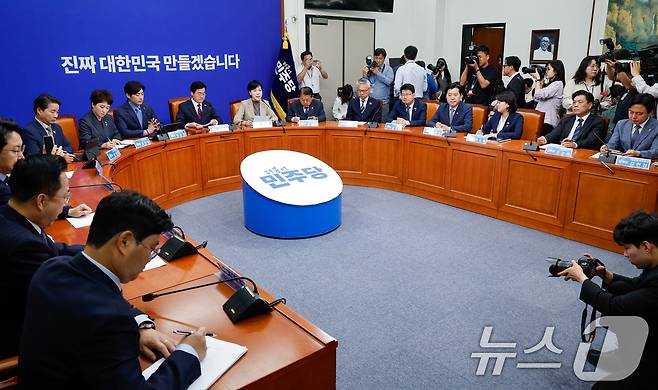 박찬대 더불어민주당 대표 직무대행 겸 원내대표를 비롯한 최고위원들이 지난 5일 오전 서울 여의도 국회에서 열린 최고위원회의에 참석하고 있다. 2025.6.5/뉴스1 ⓒ News1 안은나 기자