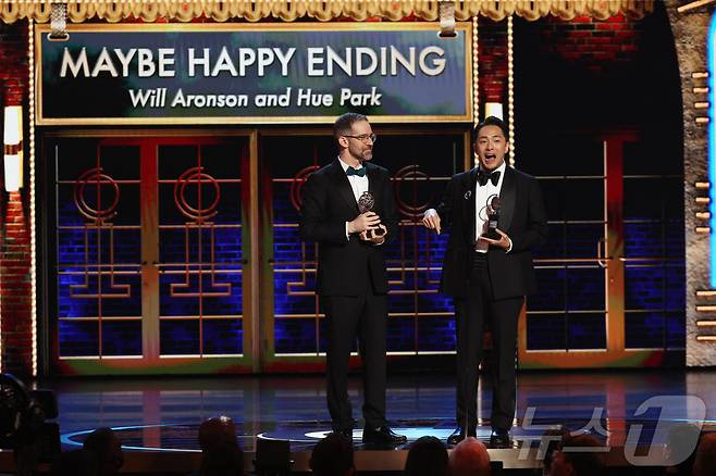 8일(현지시간) 미국 뉴욕 라디오시티 뮤직홀에서 열린 제78회 토니상 시상식에서 '어쩌면 해피엔딩'으로 뮤지컬 각본상을 받은 윌 애런슨(왼쪽)과 박천휴가 소감을 전하고 있다. 2025.6.8 ⓒ 로이터=뉴스1 ⓒ News1 포토공용 기자