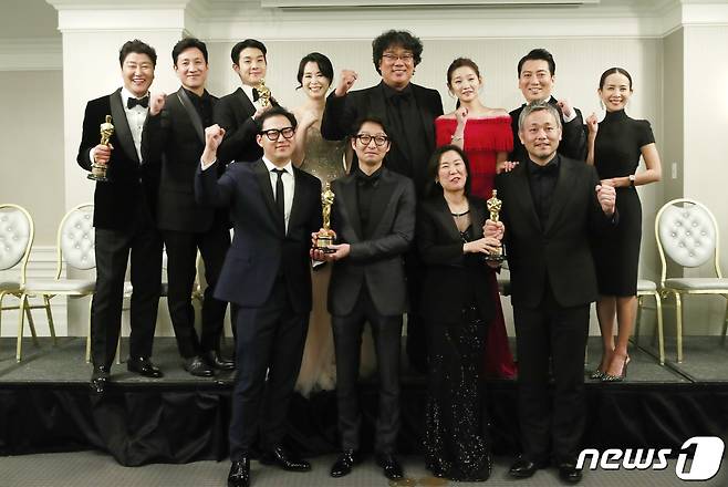 배우 송강호(왼쪽위부터 시계방향), 이선균, 최우식, 장혜진, 봉준호 감독, 박소담, 박명훈, 조여정, 이하준 미술감독, 곽신애 대표, 양진모 편집 감독, 한진원 작가/뉴스1 ⓒ News1