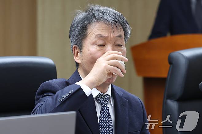 김용원 국가인권위원회 상임위원이 24일 오후 서울 중구 국가인권위에서 열린 '제3차 전원위원회'에 참석해 물을 마시고 있다. 2025.2.24/뉴스1 ⓒ News1 민경석 기자