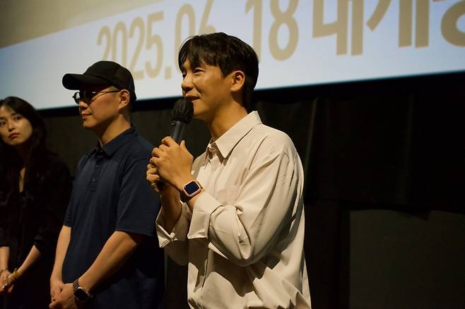 영화의 프로듀서겸 주연배우인 김호원 배우가 인사하고 있다. 사진=배급사 봄베씨네 제공